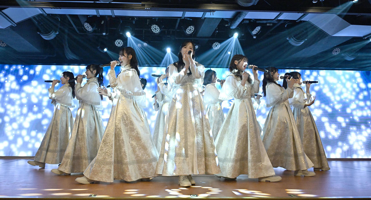 リニューアルされた劇場で公演するAKB48のメンバー（撮影・千葉一成）