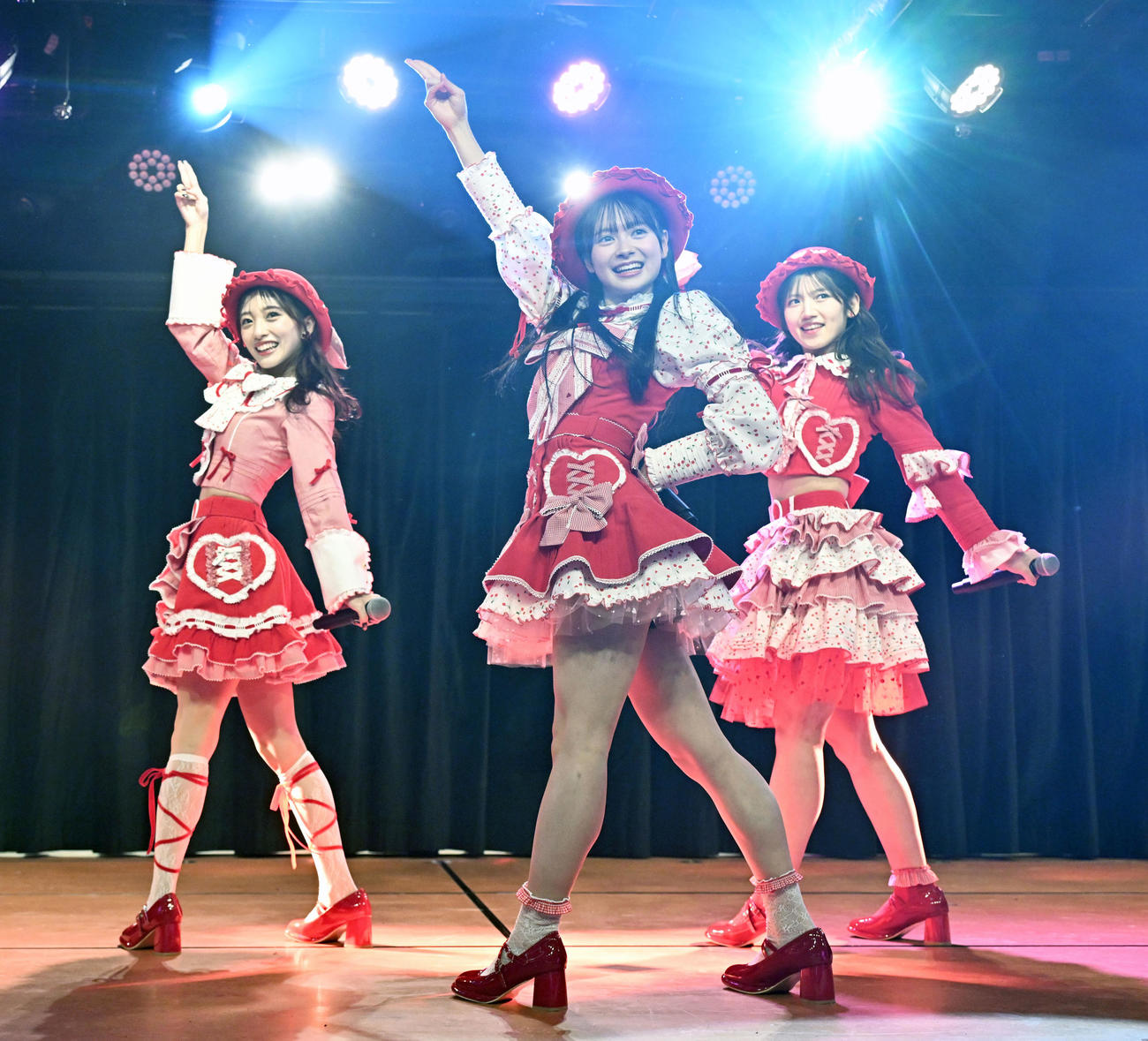 リニューアルされた劇場でパフォーマンスを披露する、左からAKB48の向井地美音、伊藤百花、村山彩希（撮影・千葉一成）