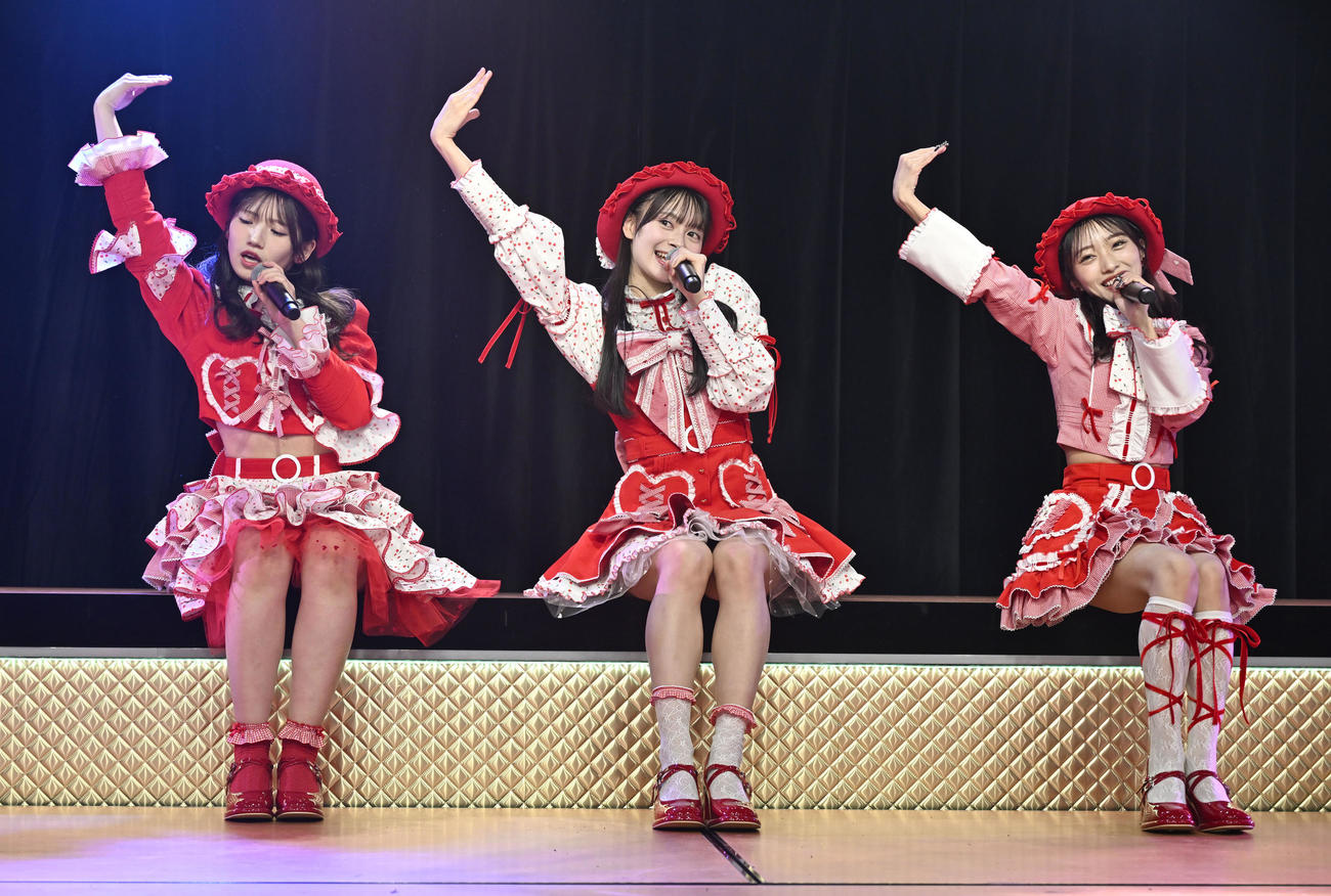 リニューアルされた劇場でパフォーマンスを披露する、左からAKB48の村山彩希、伊藤百花、向井地美音（撮影・千葉一成）