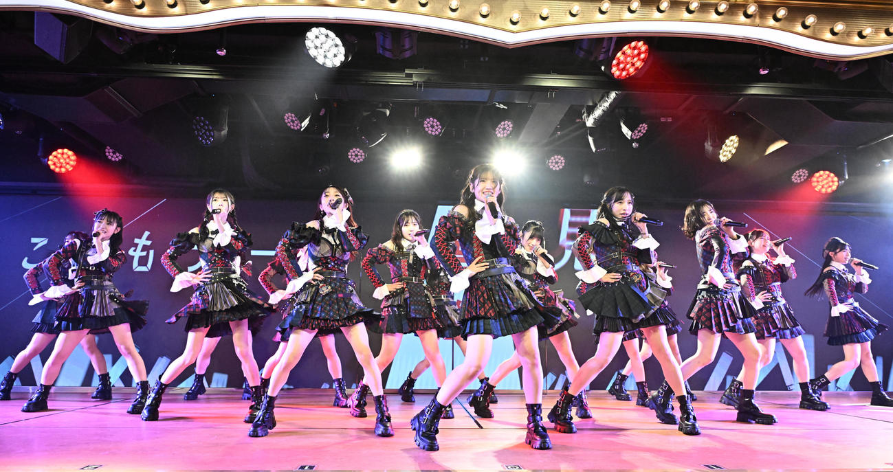 リニューアルされた劇場でパフォーマンスを披露するAKB48のメンバー（撮影・千葉一成）