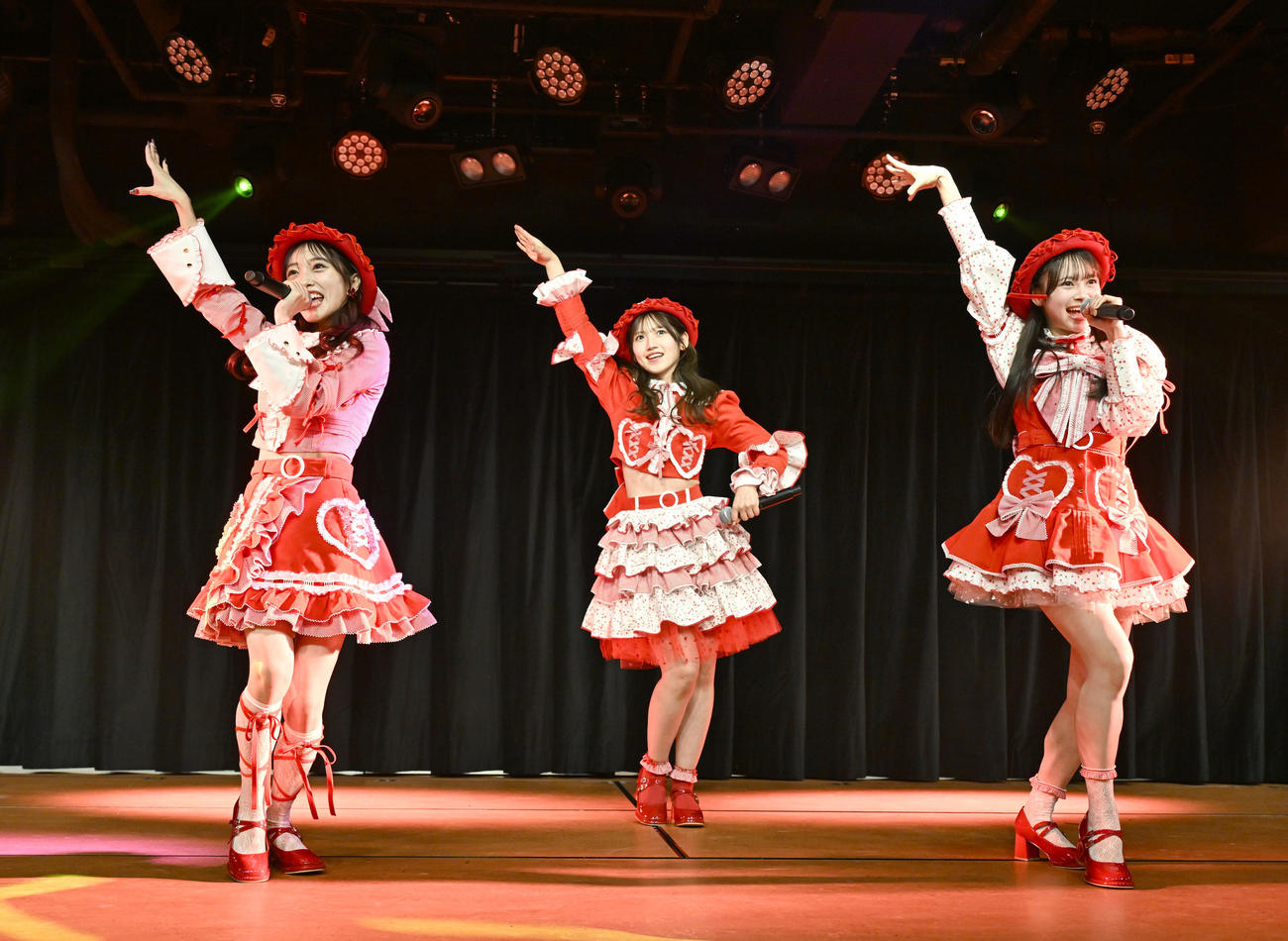 リニューアルされた劇場でパフォーマンスを披露する、左からAKB48の向井地美音、村山彩希、伊藤百花（撮影・千葉一成）