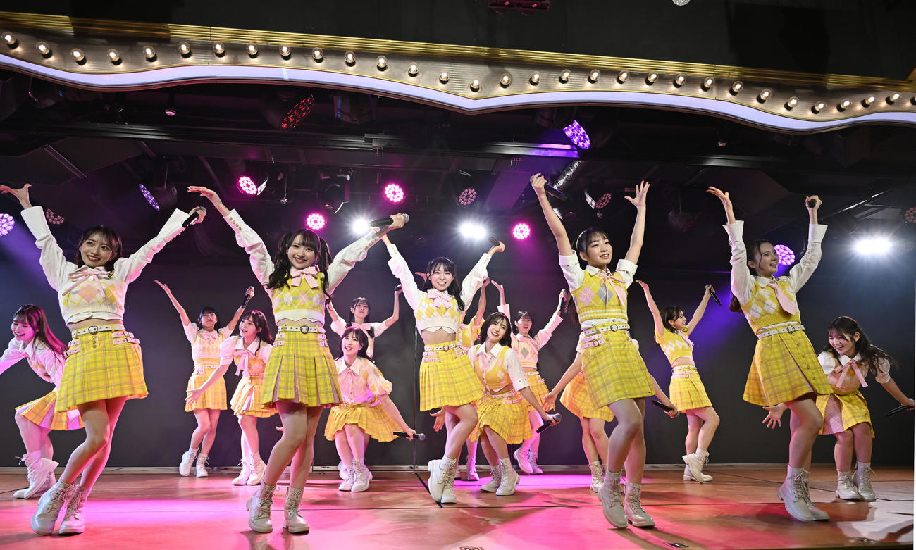 リニューアルされた劇場で公演するAKB48のメンバー（撮影・千葉一成）