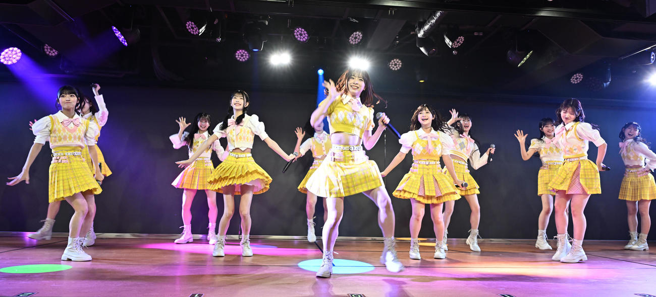 リニューアルされた劇場で公演するAKB48のメンバー（撮影・千葉一成）