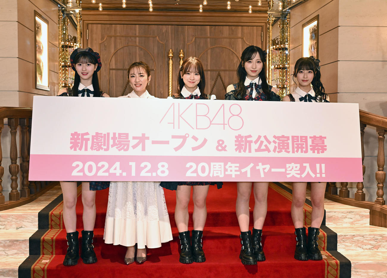 リニューアルされたAKB劇場のオープニングセレモニーを行った、左から八木愛月、高橋みなみ、倉野尾成美、小栗有以、佐藤綺星（撮影・千葉一成）