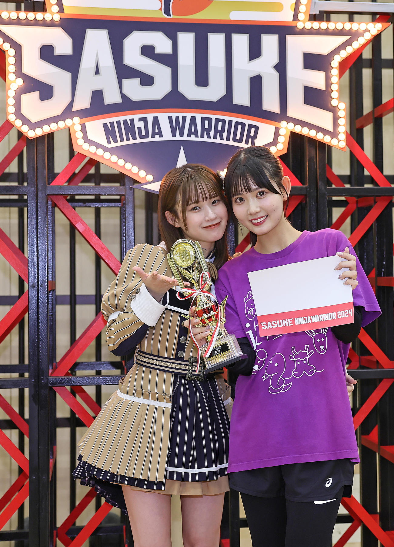 「SASUKEアイドル予選会」で優勝したSKE48伊藤実希（右）と応援メンバーの西井美桜（撮影・足立雅史）