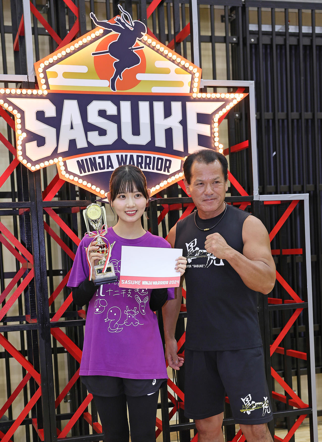 「SASUKEアイドル予選会」で優勝したSKE48伊藤実希（左）は山田勝己とポーズを決める（撮影・足立雅史）