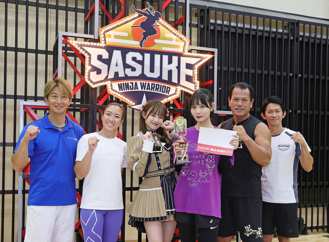 「SASUKEアイドル予選会」で優勝したSKE48伊藤実希（中央右）は記念撮影に笑顔を見せる。左から日置将士、大嶋あやの、応援メンバーの西井美桜、1人おいて山田勝己、漆原裕治（撮影・足立雅史）