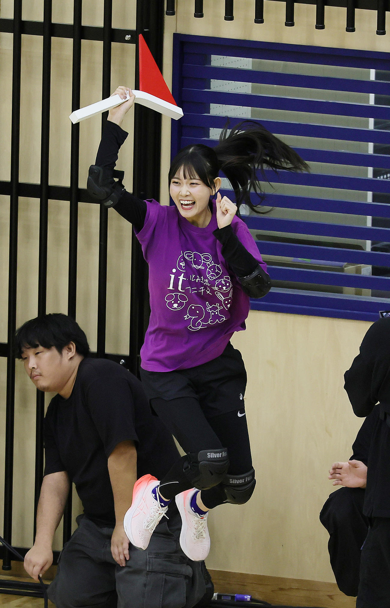 「SASUKEアイドル予選会」で優勝したSKE48伊藤実希のビーチフラッグ（撮影・足立雅史）