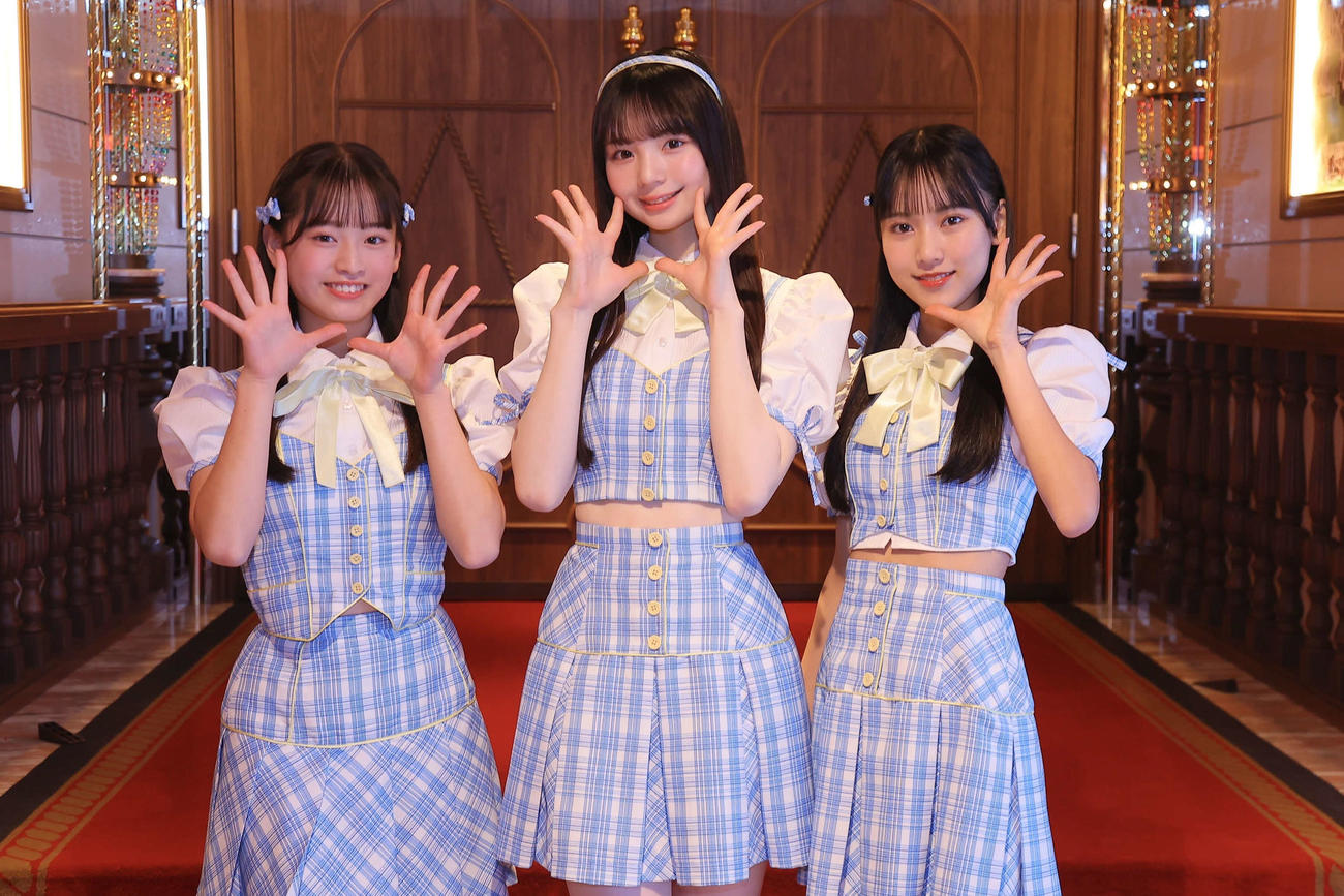 お披露目されたAKB48の20期研究生。左から近藤沙樹、大賀彩姫、丸山ひなた（C）AKB48
