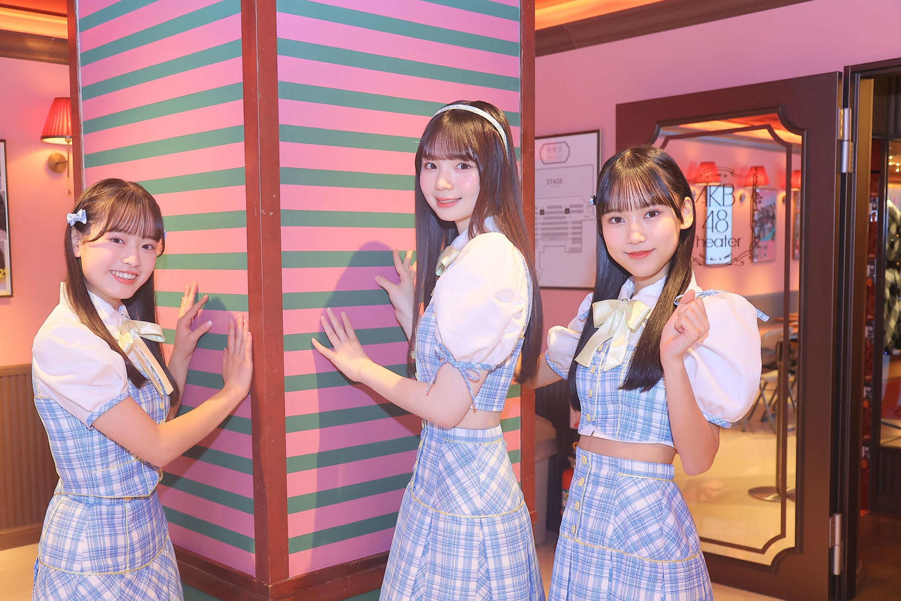 お披露目されたAKB48の20期研究生。左から近藤沙樹、大賀彩姫、丸山ひなた（C）AKB48