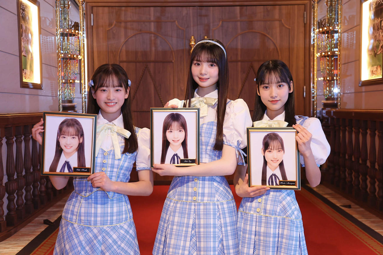 お披露目されたAKB48の20期研究生。左から近藤沙樹、大賀彩姫、丸山ひなた（C）AKB48