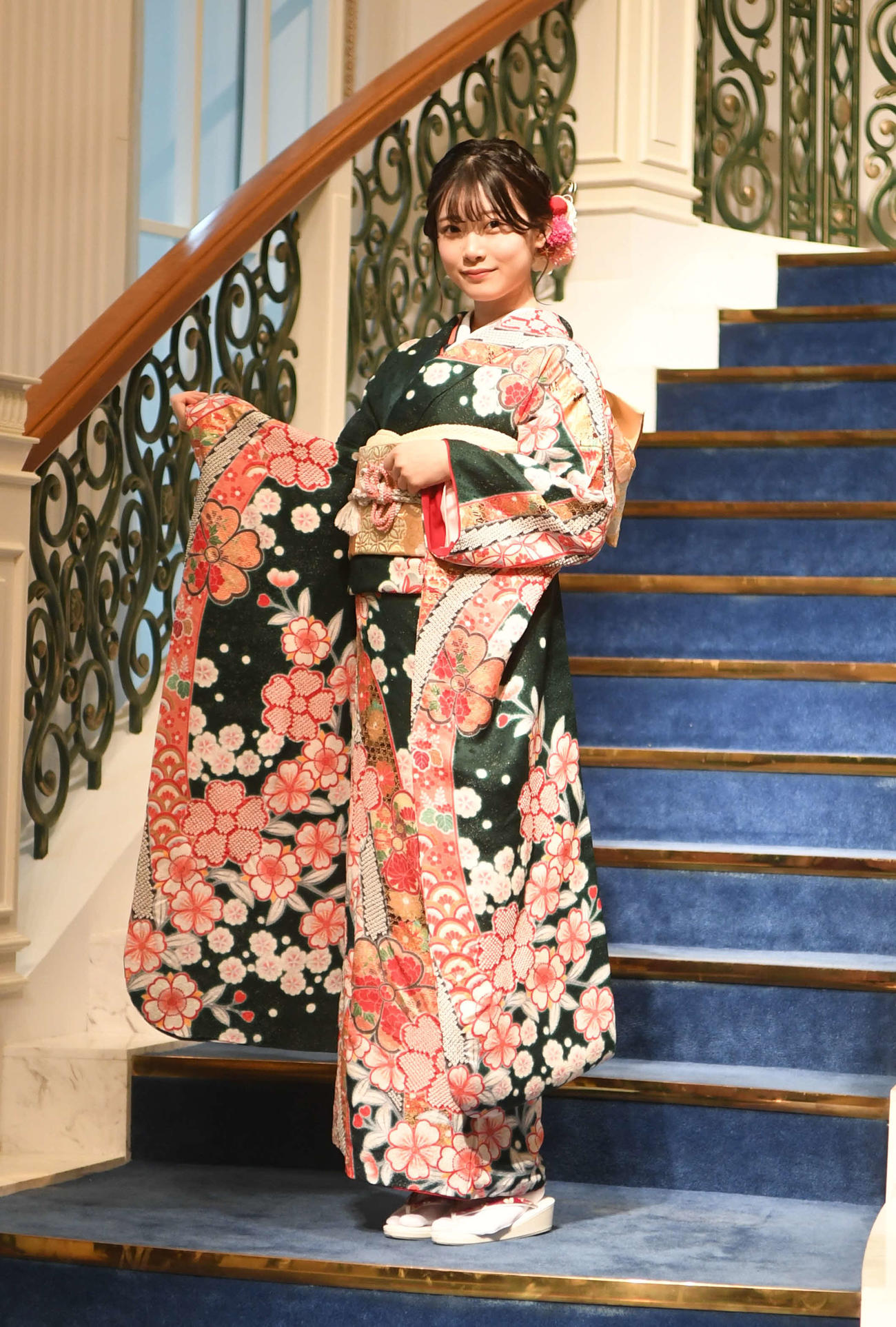 成人のご祈祷を前に晴れ着姿を披露する小越春花