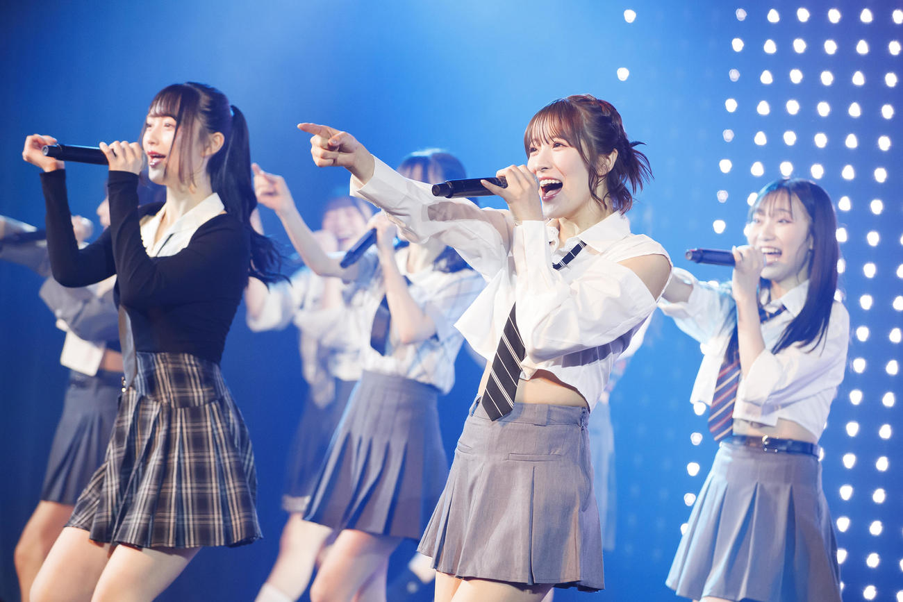 元日恒例の新春公演を行った小嶋花梨（右）らメンバー（C）NMB48