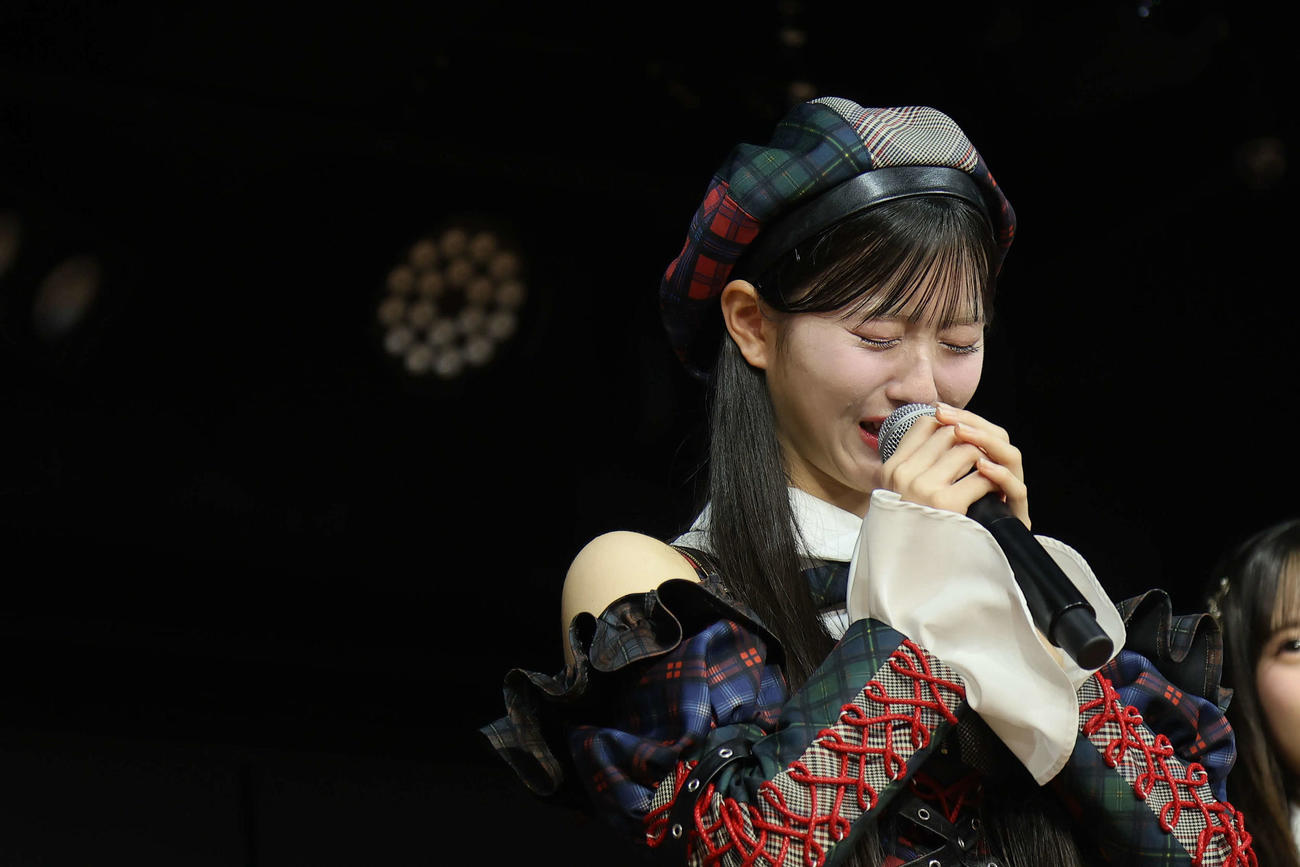 AKB48の最新シングルでセンターに選ばれ、涙する八木愛月（C）AKB48