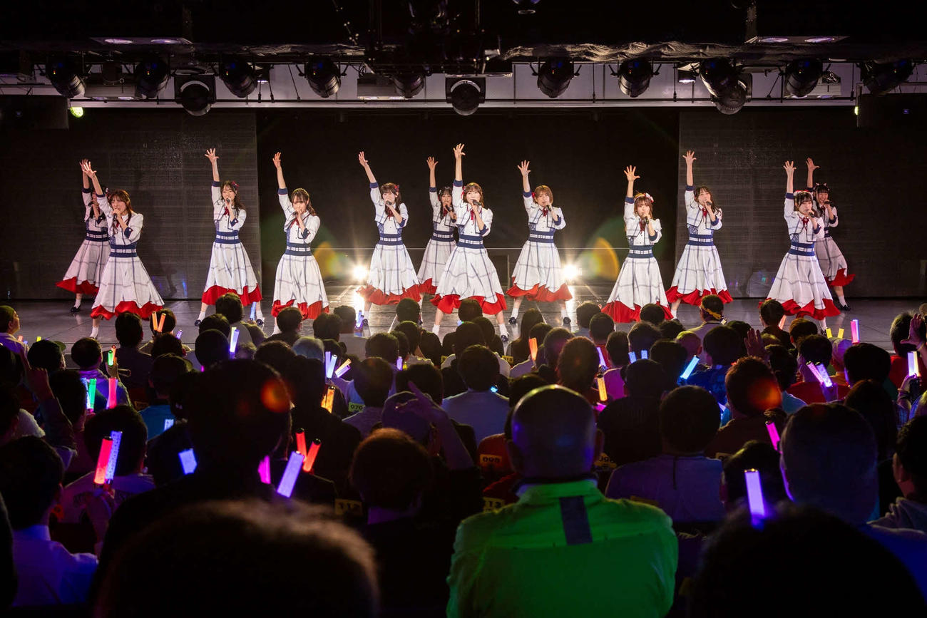 「NGT48劇場9周年記念公演」で新しい衣装をまとってパフォーマンスをするNGT48のメンバー　（C）Flora