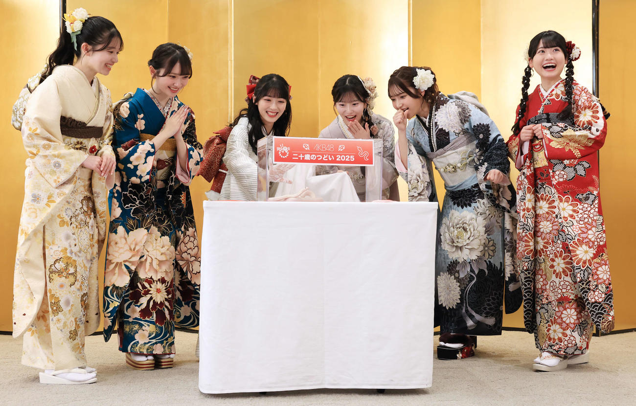 「AKB48二十歳のつどい」で、″特別ゲスト″の白蛇ハクくん（中央）登場に驚く、左から正鋳真優、山崎空、佐藤綺星、八木愛月、鈴木くるみ、布袋百椛（撮影・浅見桂子）