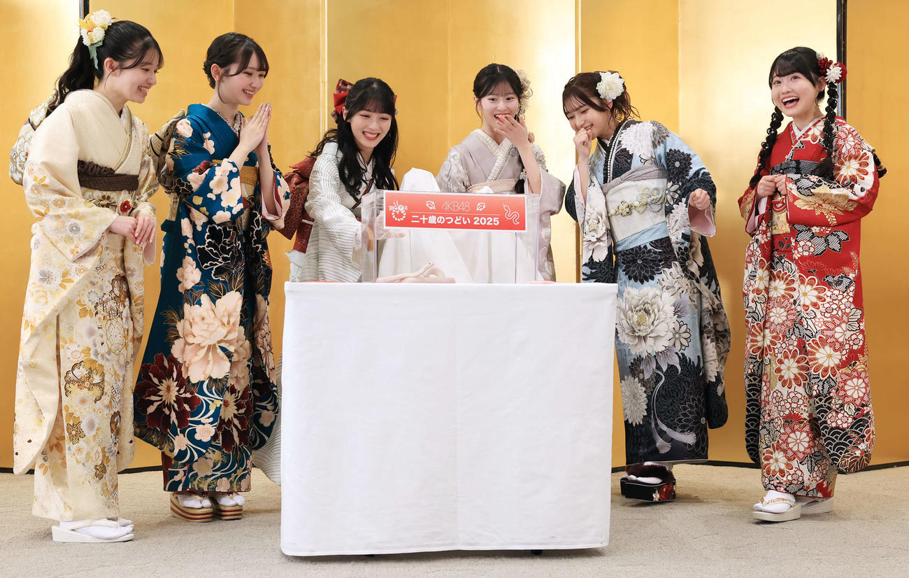 「AKB48二十歳のつどい」で、″特別ゲスト″の白蛇ハクくん（中央）登場に驚く、左から正鋳真優、山崎空、佐藤綺星、八木愛月、鈴木くるみ、布袋百椛（撮影・浅見桂子）