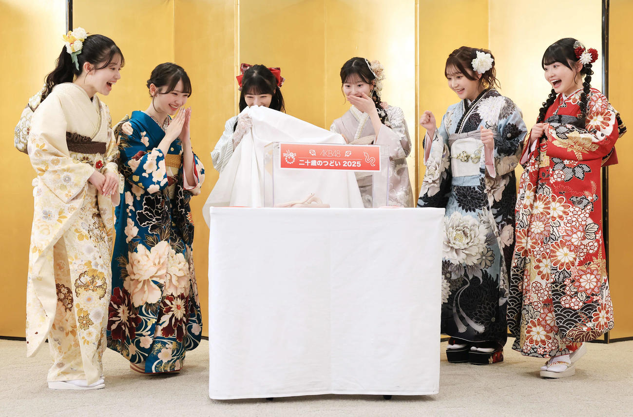 「AKB48二十歳のつどい」で、″特別ゲスト″の白蛇ハクくん（中央）登場に驚く、左から正鋳真優、山崎空、佐藤綺星、八木愛月、鈴木くるみ、布袋百椛（撮影・浅見桂子）