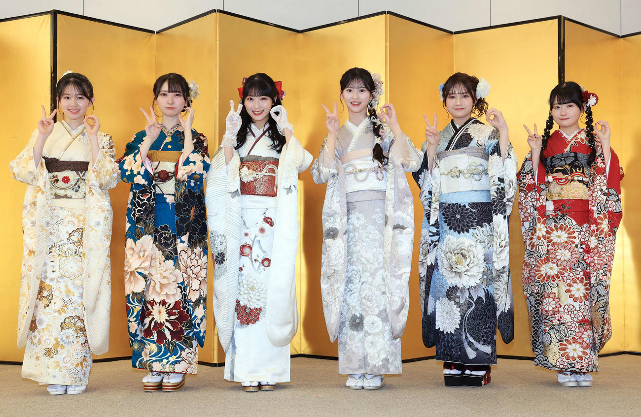 「AKB48二十歳のつどい」で、振り袖姿で干「20」のポーズをとる、左から正鋳真優、山崎空、佐藤綺星、八木愛月、鈴木くるみ、布袋百椛（撮影・浅見桂子）