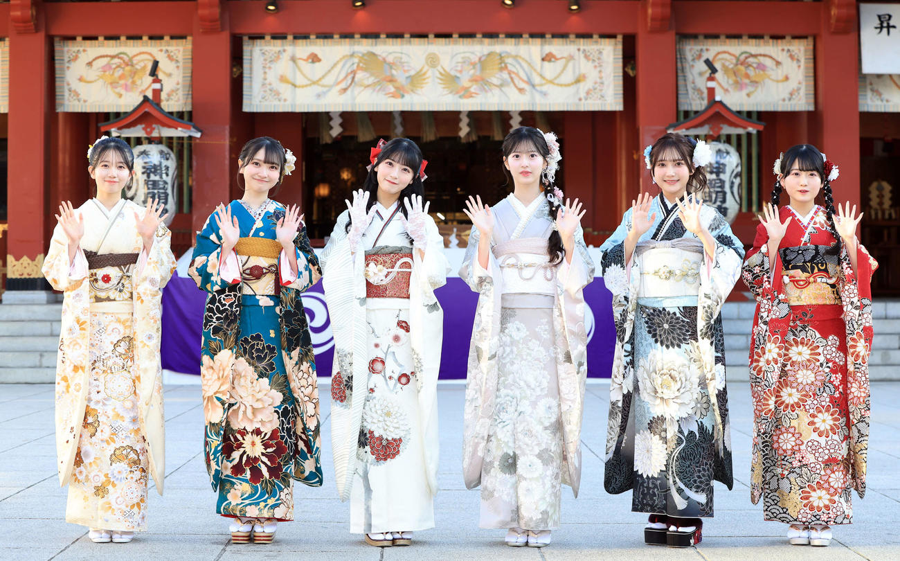 「AKB48二十歳のつどい」で、振り袖姿で笑顔で手を振る、左から正鋳真優、山崎空、佐藤綺星、八木愛月、鈴木くるみ、布袋百椛（撮影・浅見桂子）