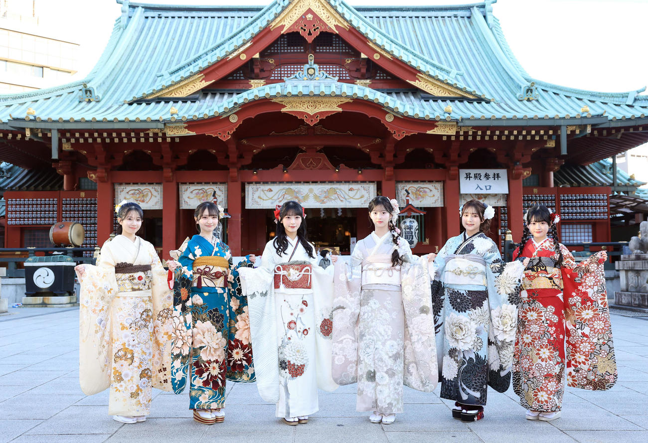 「AKB48二十歳のつどい」で、振り袖姿で笑顔で記念撮影する、左から正鋳真優、山崎空、佐藤綺星、八木愛月、鈴木くるみ、布袋百椛（撮影・浅見桂子）