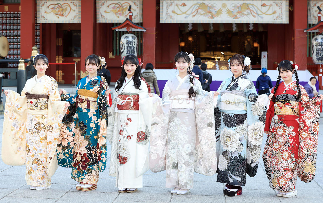「AKB48二十歳のつどい」で、振り袖姿で笑顔で記念撮影する、左から正鋳真優、山崎空、佐藤綺星、八木愛月、鈴木くるみ、布袋百椛（撮影・浅見桂子）