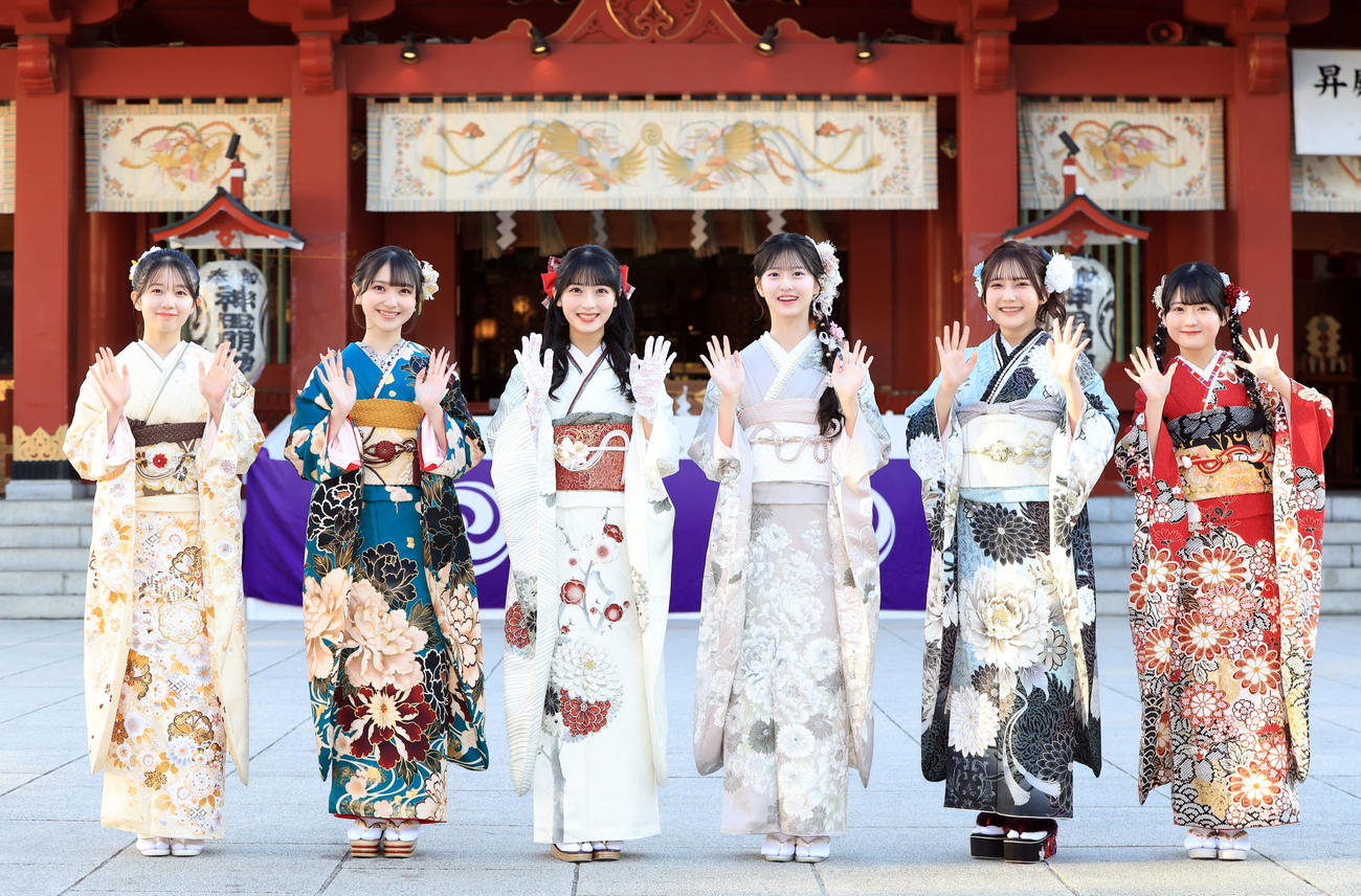 「AKB48二十歳のつどい」で、振り袖姿で笑顔で手を振る、左から正鋳真優、山崎空、佐藤綺星、八木愛月、鈴木くるみ、布袋百椛（撮影・浅見桂子）