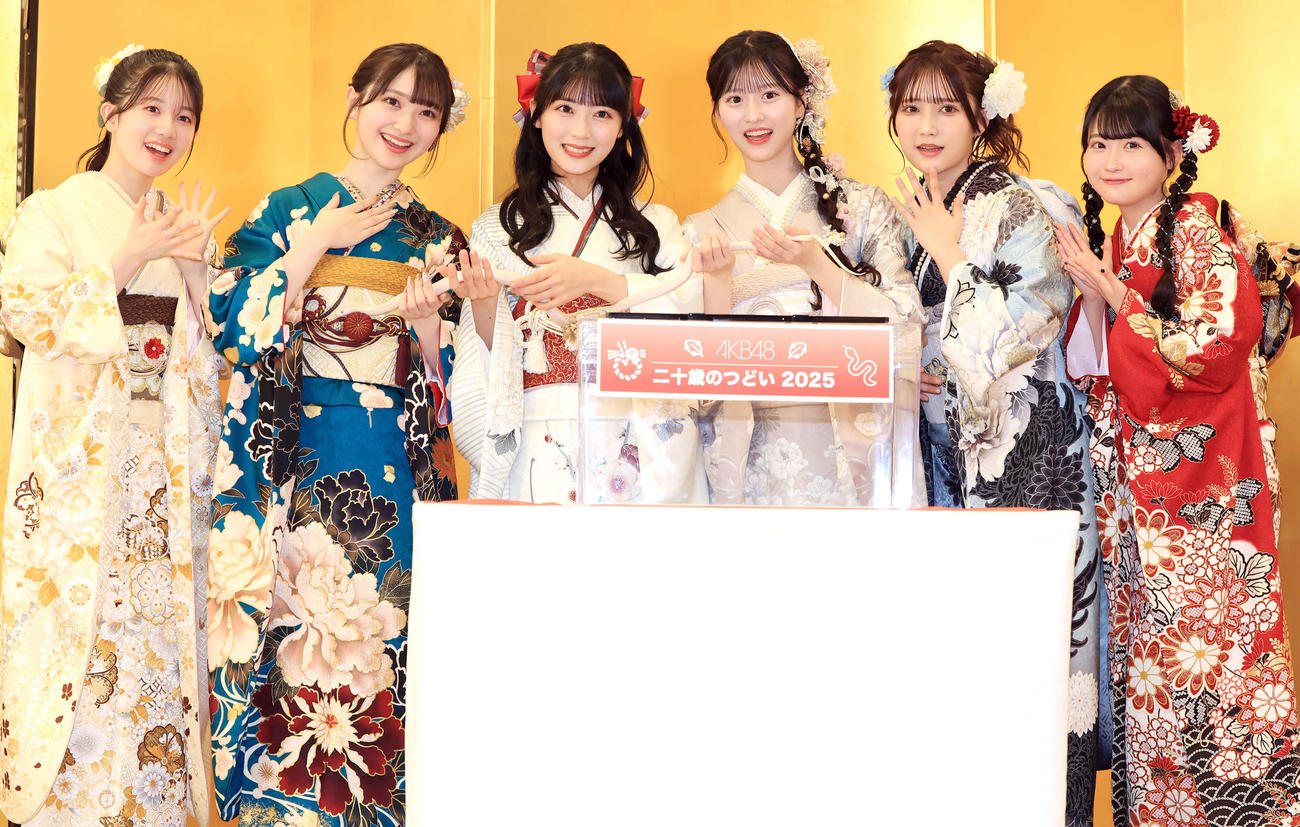 「AKB48二十歳のつどい」で、″特別ゲスト″の白蛇ハクくんと記念撮影する、左から正鋳真優、山崎空、佐藤綺星、八木愛月、鈴木くるみ、布袋百椛（撮影・浅見桂子）