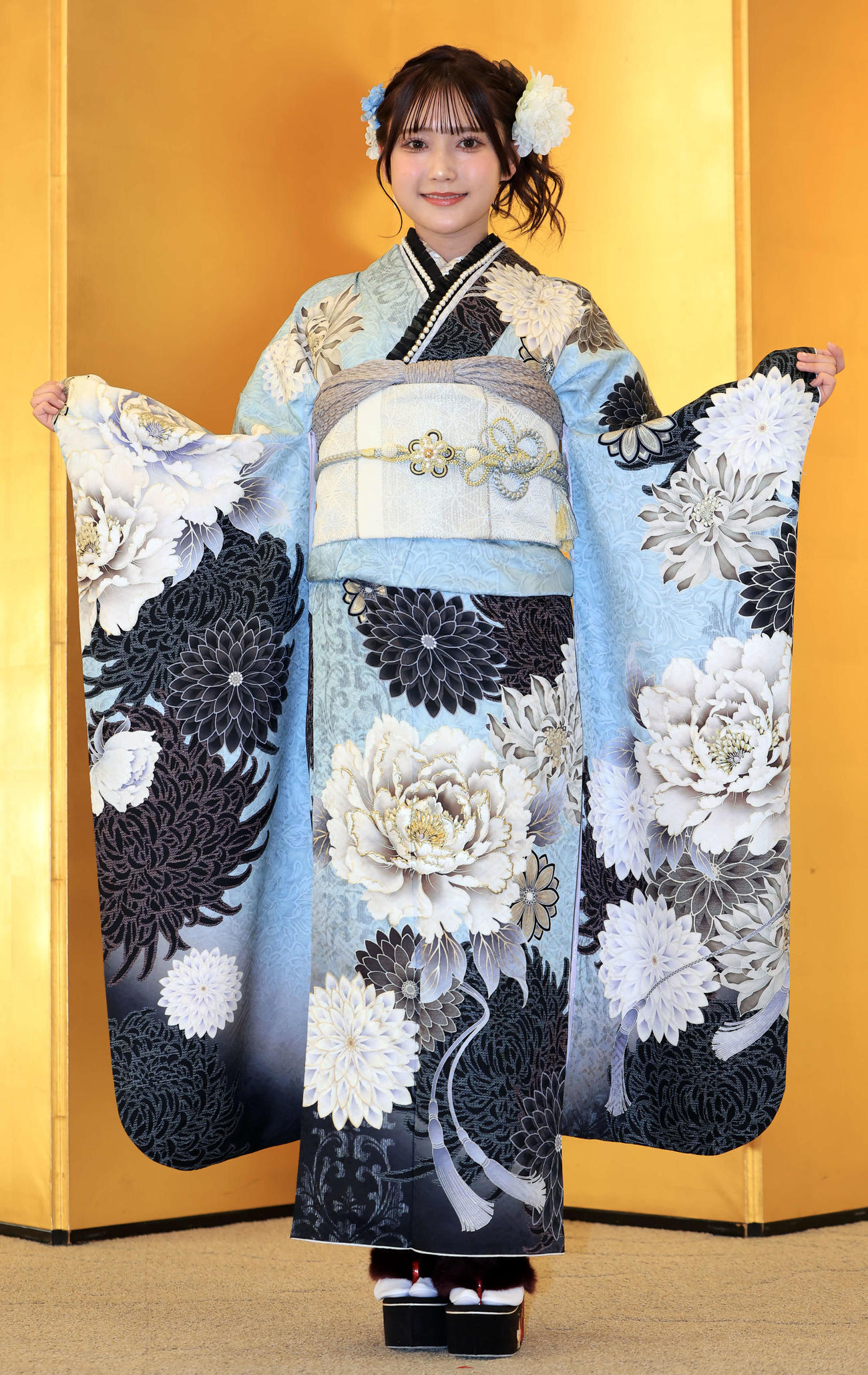 「AKB48二十歳のつどい」で、振り袖姿を披露する鈴木くるみ（撮影・浅見桂子）