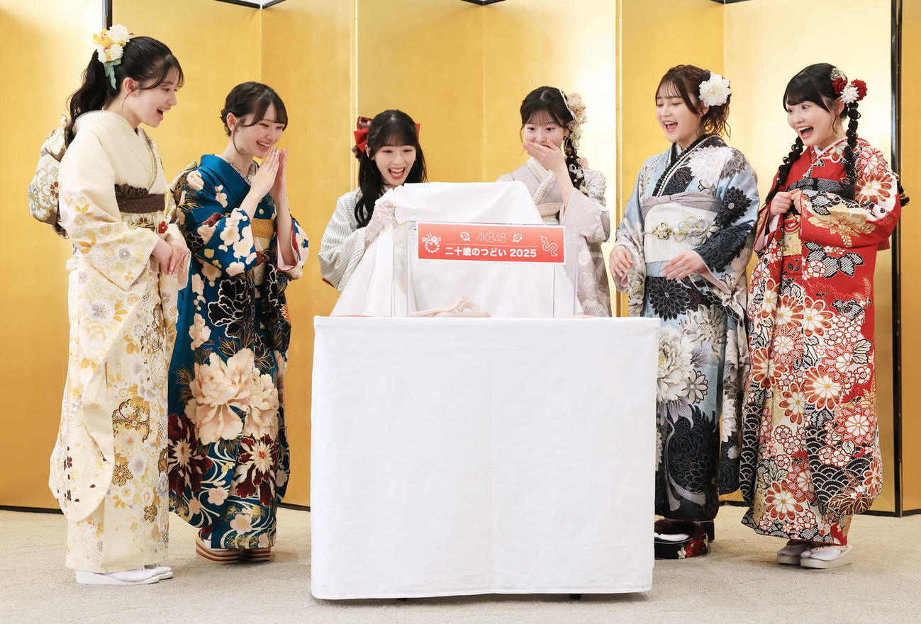 「AKB48二十歳のつどい」で、″特別ゲスト″の白蛇ハクく（中央）登場に驚く、左から正鋳真優、山崎空、佐藤綺星、八木愛月、鈴木くるみ、布袋百椛（撮影・浅見桂子）