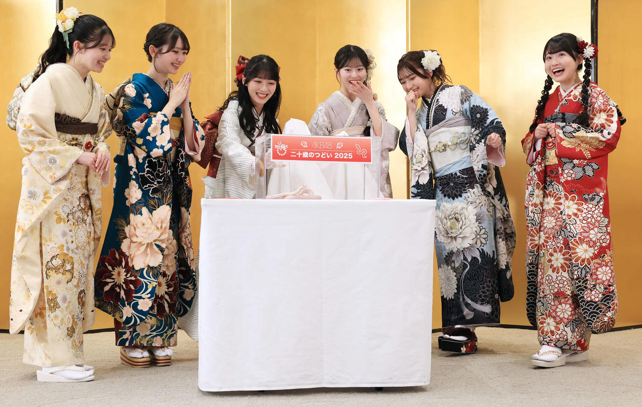 「AKB48二十歳のつどい」で、″特別ゲスト″の白蛇ハクく（中央）登場に驚く、左から正鋳真優、山崎空、佐藤綺星、八木愛月、鈴木くるみ、布袋百椛（撮影・浅見桂子）
