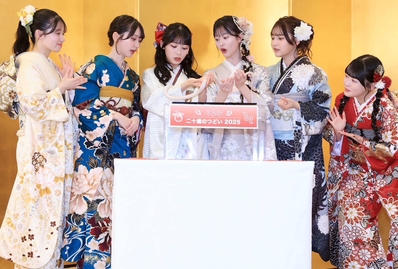 「AKB48二十歳のつどい」で、″特別ゲスト″の白蛇ハクくん（中央）を見つめる、左から正鋳真優、山崎空、佐藤綺星、八木愛月、鈴木くるみ、布袋百椛（撮影・浅見桂子）