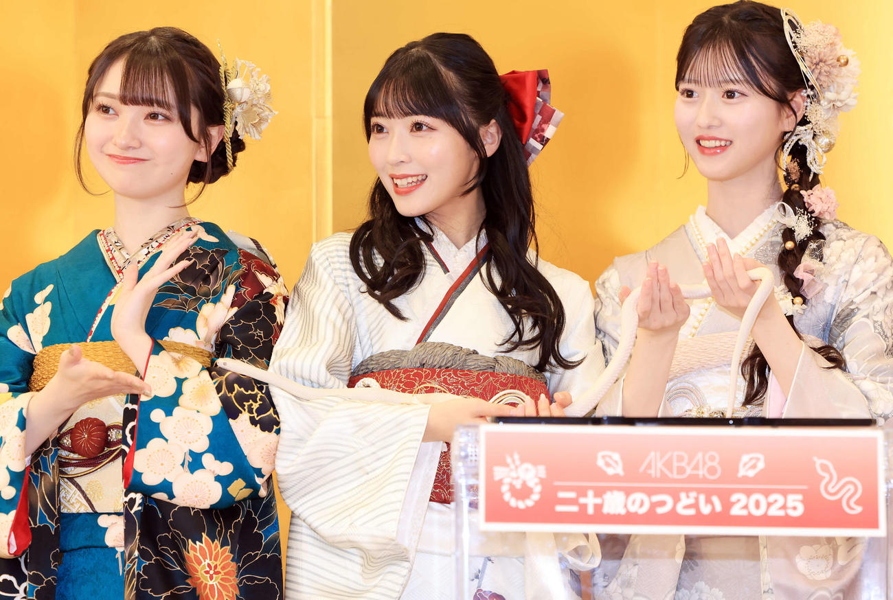 「AKB48二十歳のつどい」で、″特別ゲスト″の白蛇ハクくんと記念撮影する、左から山崎空、佐藤綺星、八木愛月（撮影・浅見桂子）