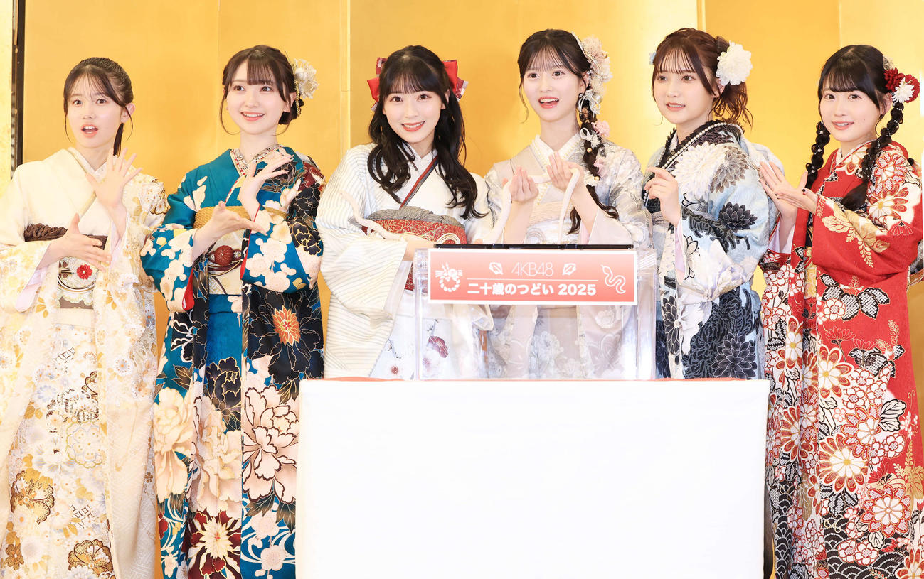 「AKB48二十歳のつどい」で、″特別ゲスト″の白蛇ハクくんと記念撮影する、左から正鋳真優、山崎空、佐藤綺星、八木愛月、鈴木くるみ、布袋百椛（撮影・浅見桂子）