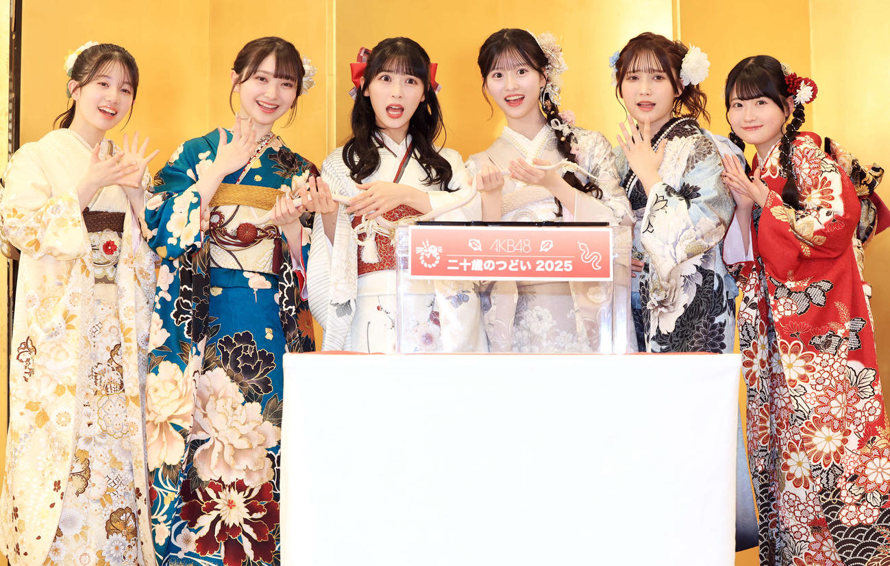 「AKB48二十歳のつどい」で、″特別ゲスト″の白蛇ハクくんと記念撮影する、左から正鋳真優、山崎空、佐藤綺星、八木愛月、鈴木くるみ、布袋百椛（撮影・浅見桂子）