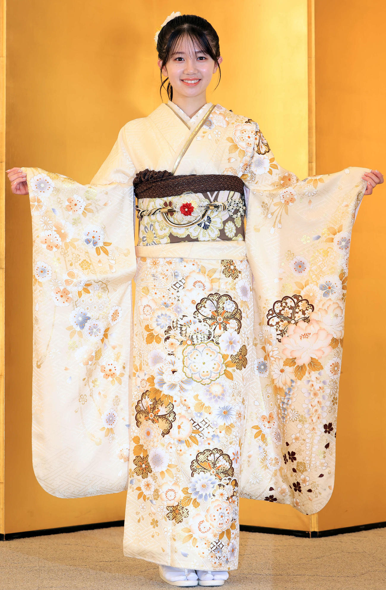「AKB48二十歳のつどい」で、振り袖姿を披露する正鋳真優（撮影・浅見桂子）