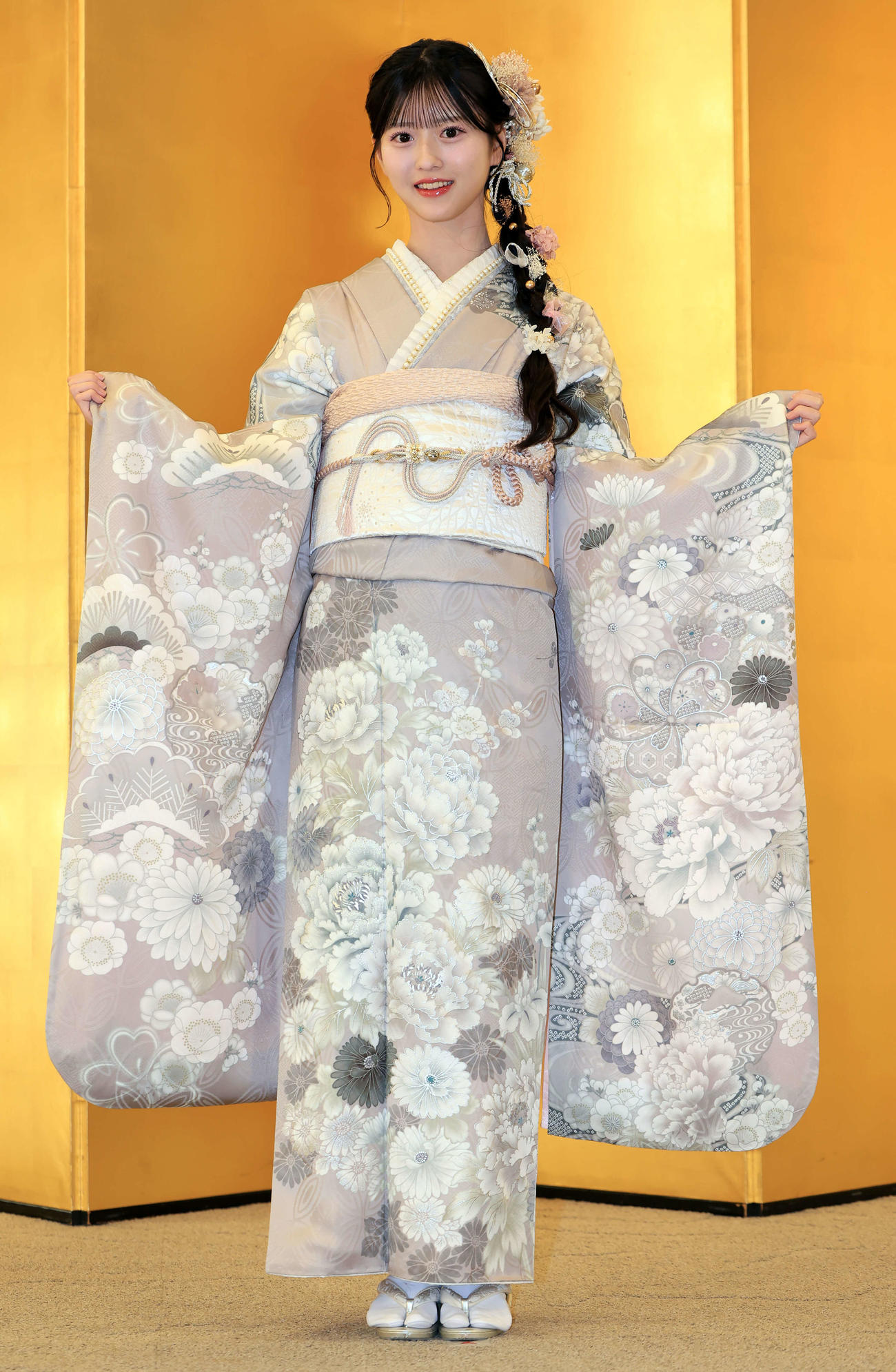 「AKB48二十歳のつどい」で、振り袖姿を披露する八木愛月（撮影・浅見桂子）
