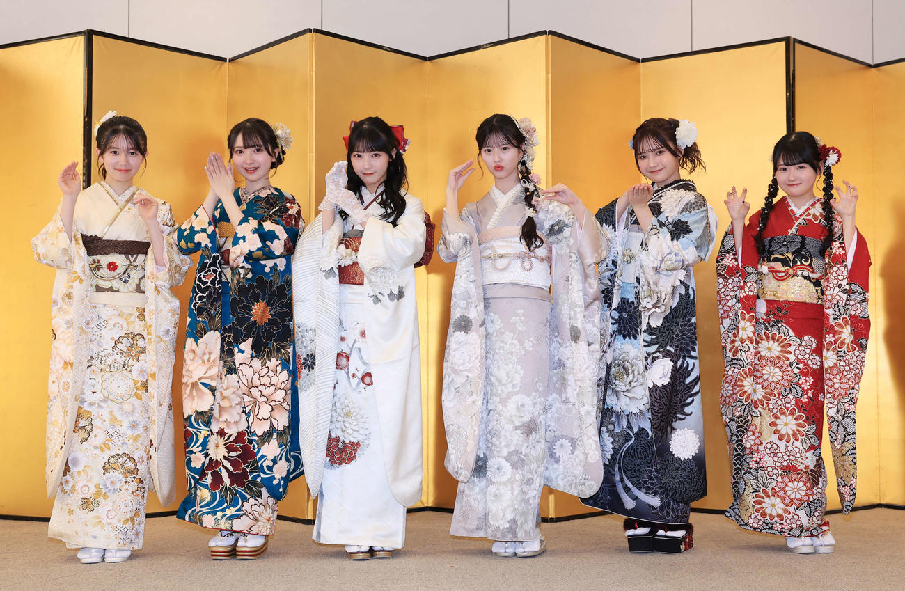 「AKB48二十歳のつどい」で、振り袖姿で干支（えと）の蛇のポーズをとる、左から正鋳真優、山崎空、佐藤綺星、八木愛月、鈴木くるみ、布袋百椛（撮影・浅見桂子）