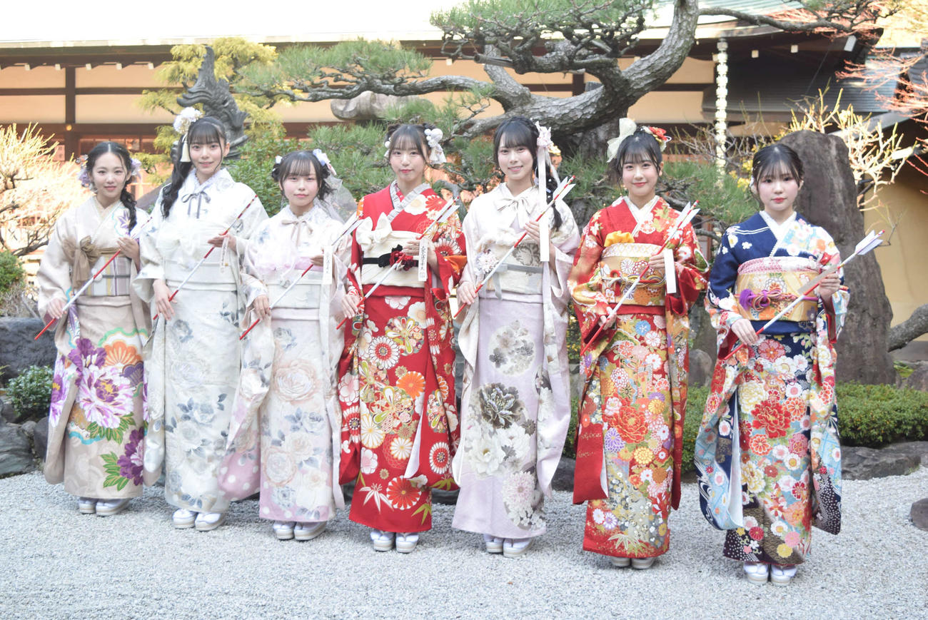 成人式を迎えたNMB48（左から）村井悠莉、西島梨央、田中美空、泉綾乃、龍本弥生、西田帆花、内田愛彩（撮影・阪口孝志）