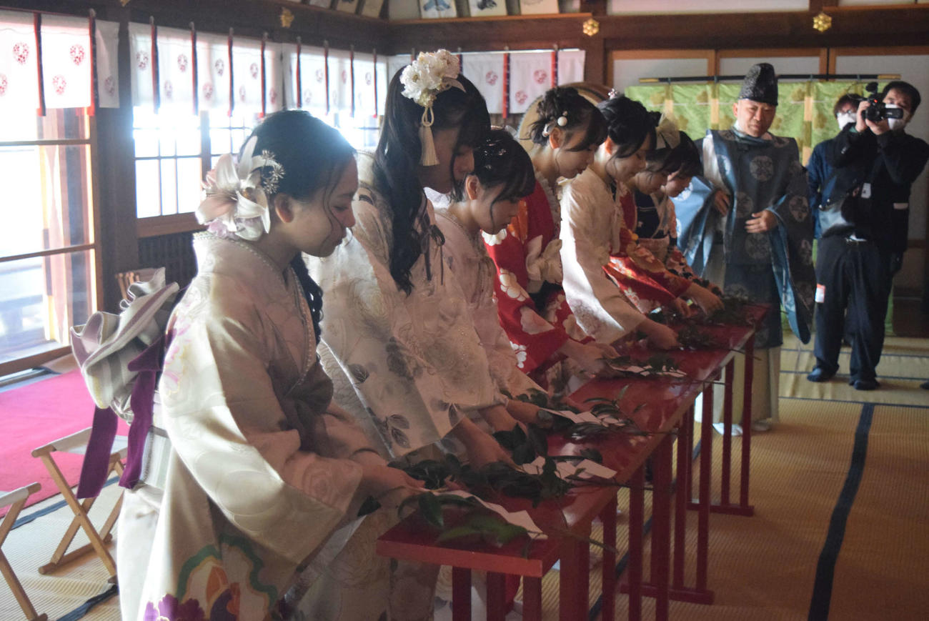 玉串を奉納するNMB48（左から）村井悠莉、西島梨央、田中美空、泉綾乃、龍本弥生、西田帆花、内田愛彩（撮影・阪口孝志）
