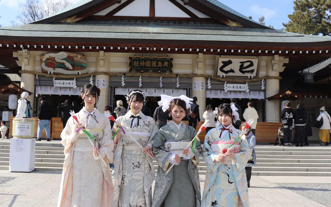 成人奉告祭を行った、左からSTU48北澤苺、石原侑奈、峯吉愛梨沙、井出叶（C）STU