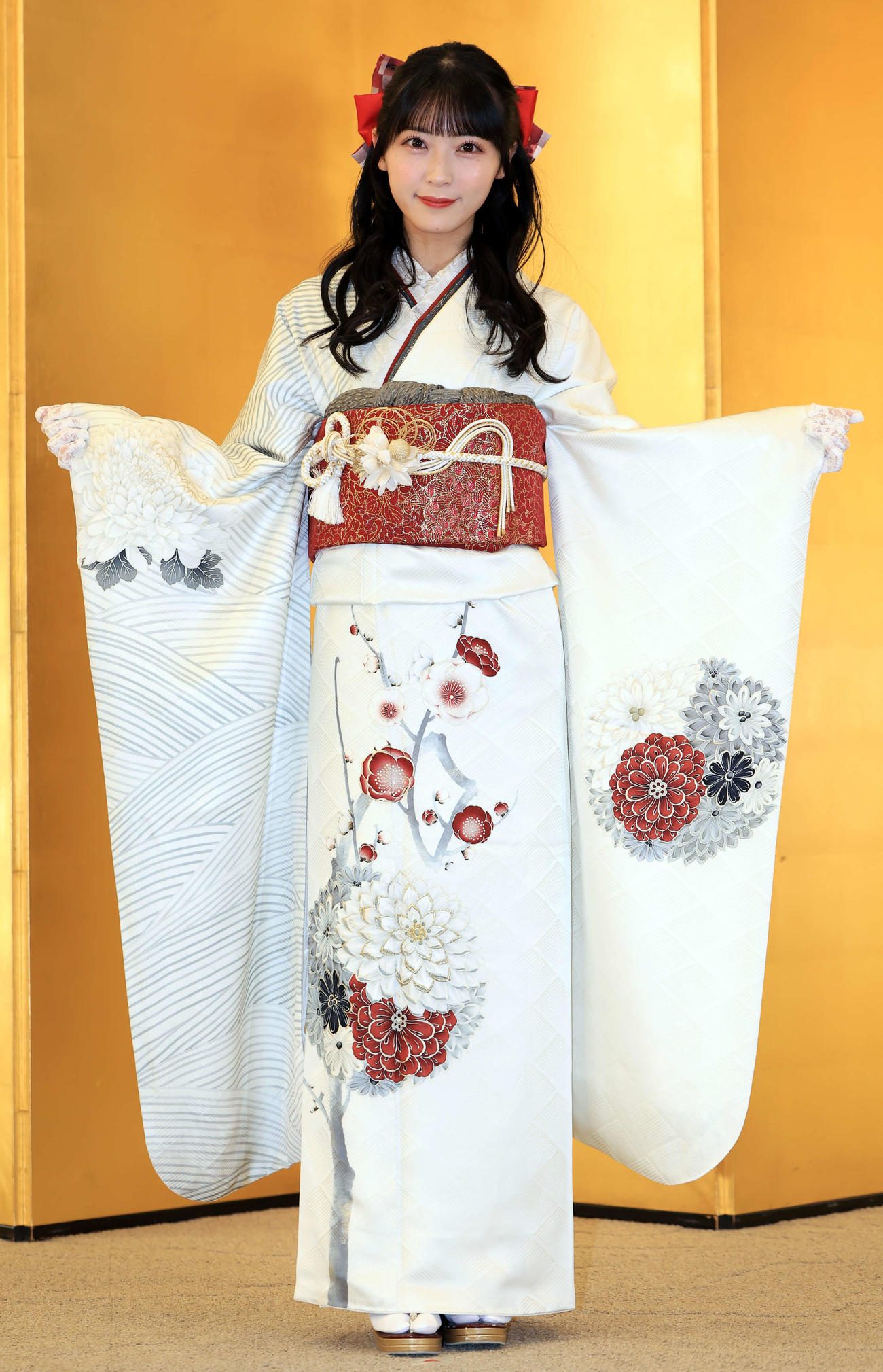 「AKB48二十歳のつどい」で、振り袖姿を披露する佐藤綺星（撮影・浅見桂子）
