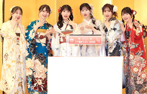 「AKB48二十歳のつどい」で、″特別ゲスト″の白蛇ハクくんと記念撮影する、左から正鋳真優、山崎空、佐藤綺星、八木愛月、鈴木くるみ、布袋百椛（撮影・浅見桂子）