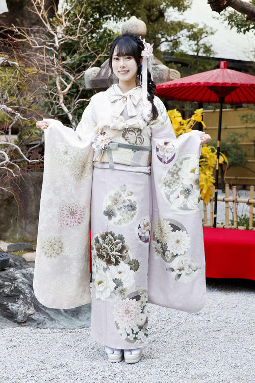 成人式を迎えたNMB48（左から）龍本弥生（C）NMB48