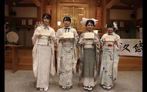 成人奉告祭を行った、左からSTU48北澤苺、石原侑奈、峯吉愛梨沙、井出叶（C）STU