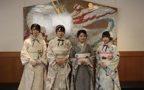 成人奉告祭を行った、左からSTU48北澤苺、石原侑奈、峯吉愛梨沙、井出叶（C）STU