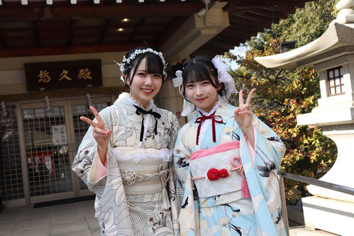 成人奉告祭を行ったSTU48石原侑奈（左）と井出叶（C）STU
