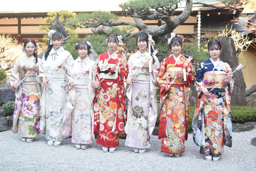 成人式を迎えたNMB48（左から）村井悠莉、西島梨央、田中美空、泉綾乃、龍本弥生、西田帆花、内田愛彩（撮影・阪口孝志）
