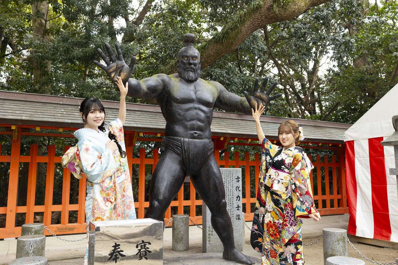 「はたちのつどい」で古代力士像と写真に納まるHKT48森崎冴彩（左）と川平聖（C）Mercury