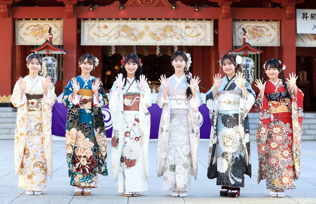 「AKB48二十歳のつどい」で、振り袖姿で笑顔で手を振る、左から正鋳真優、山■（■は崎の大が立の下の横棒なし）空、佐藤綺星、八木愛月、鈴木くるみ、布袋百椛（撮影・浅見桂子）